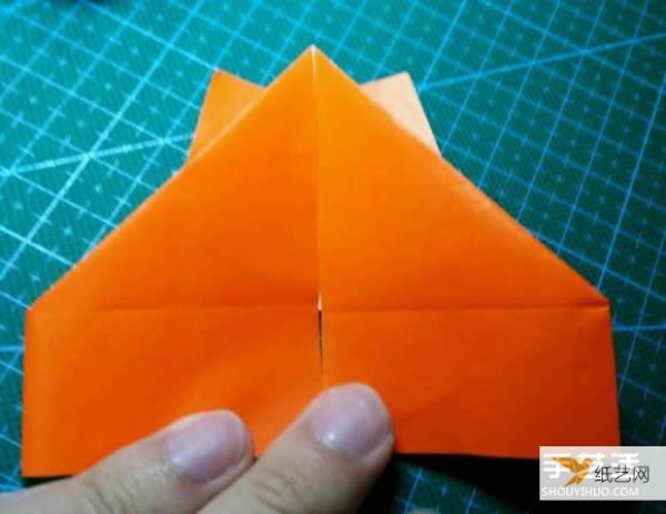 Detailed explanation of the manual method of folding a paper kingfisher tutorial.