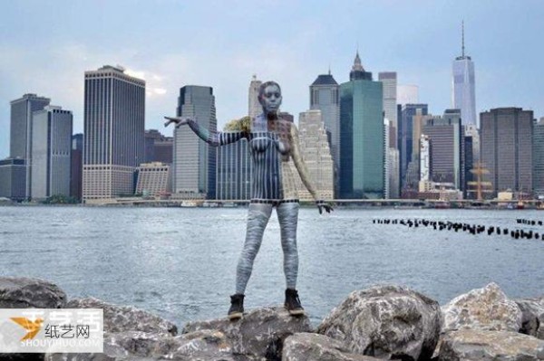 Everyone is looking for trouble: Creative body painting art makes models completely invisible