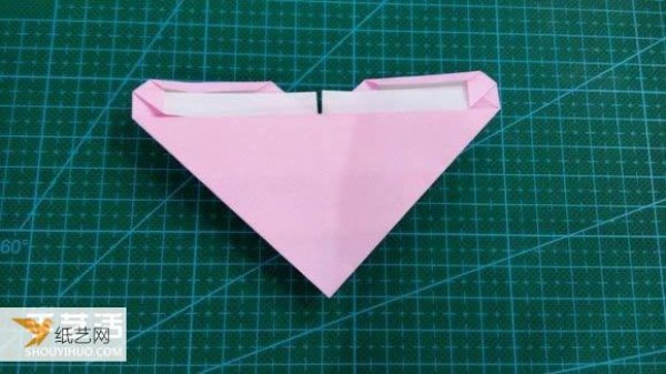 Hand-folded Valentines Day LOVE heart-shaped origami illustration tutorial