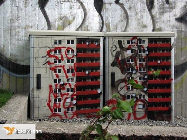 Turn cement piers and electrical boxes into houses, and beautify the surrounding environment with mini architectural graffiti