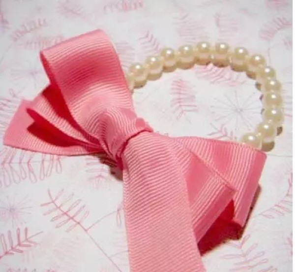 Make a cute bow wrist ornament for your baby