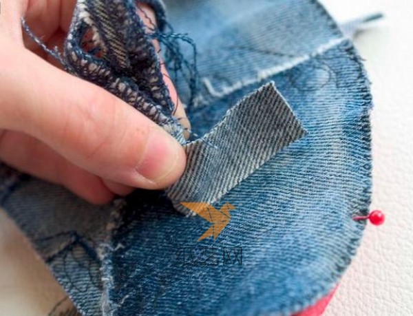 DIY tutorial on transforming old clothes into old jeans and using waste materials to make flip-flops