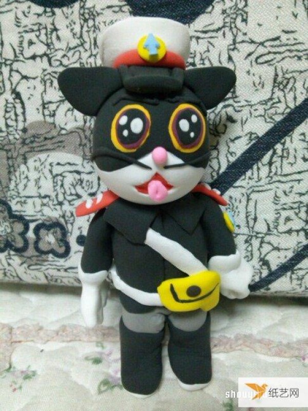 Take your children to reminisce about their childhood by hand-making the Black Cat Sheriff using colored clay.