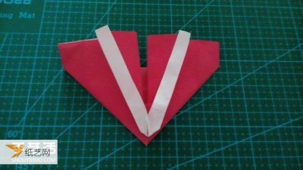 Hand-folded Valentines Day LOVE heart-shaped origami illustration tutorial