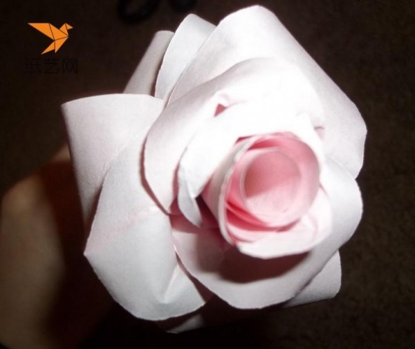 Tutorial on making beautiful paper roses for Chinese Valentines Day gift