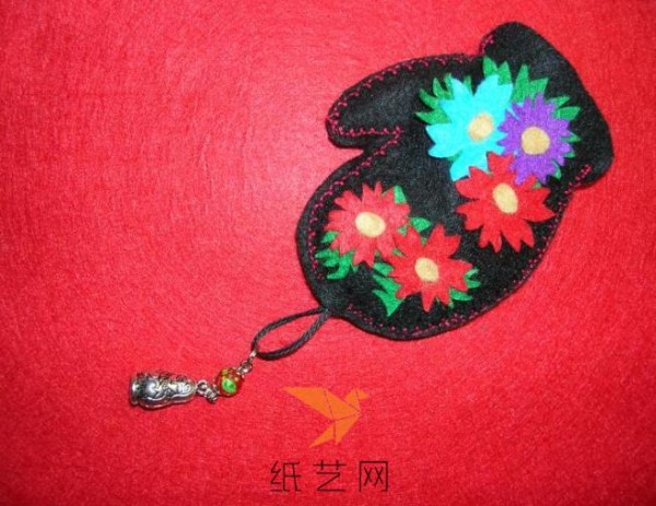 Tutorial on how to make a small glove fabric key chain