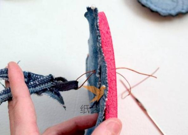 DIY tutorial on transforming old clothes into old jeans and using waste materials to make flip-flops