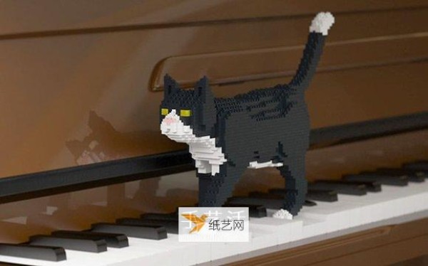 Three-dimensional cat model made of mini Lego bricks