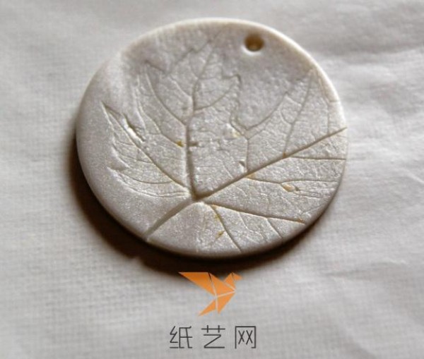 Tutorial on making a beautiful ultra-light clay necklace with leaf vein texture