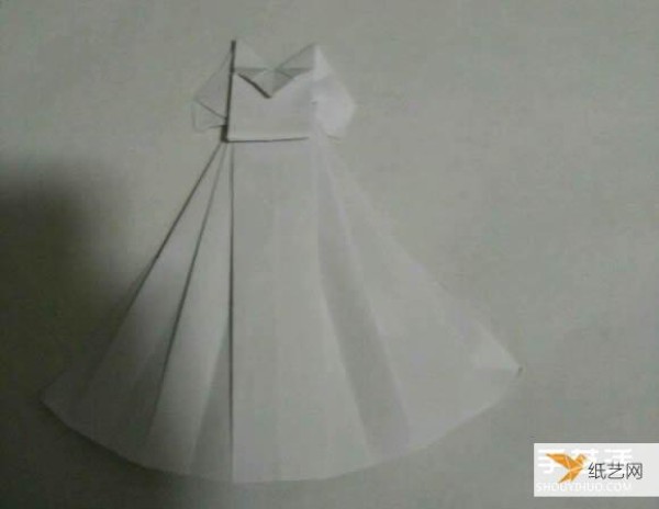 Illustrated steps on how to fold a very beautiful and elegant origami wedding dress