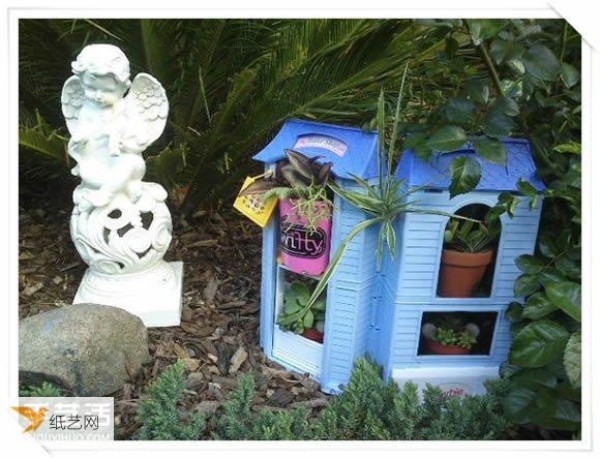 Use some old toys to handcraft a bakery flower pot stand in the garden