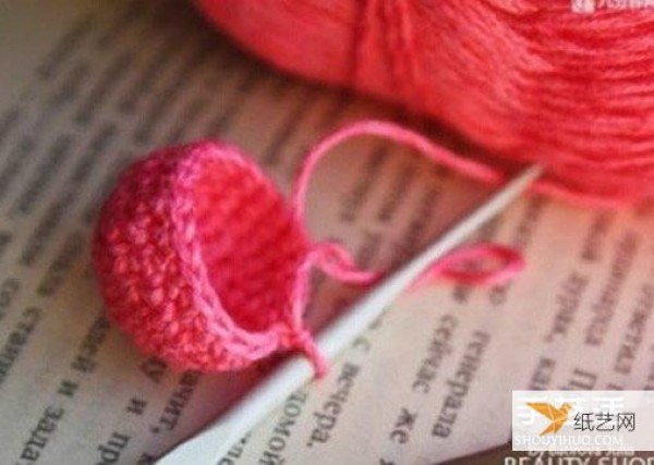 Share an illustrated tutorial on how to use crochet to make a three-dimensional heart