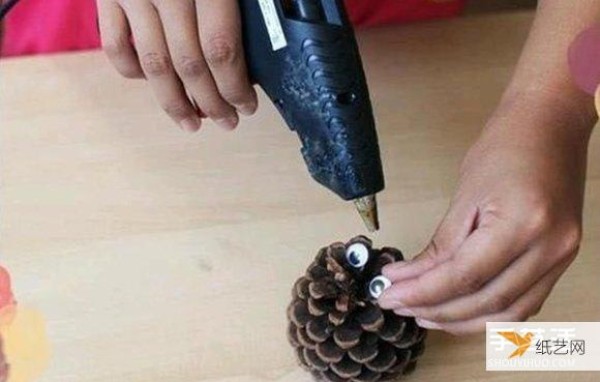 Simple and cute pine cone small handmade bird creation for children