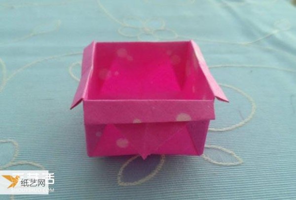 Illustrated tutorial for children to fold a simple paper box