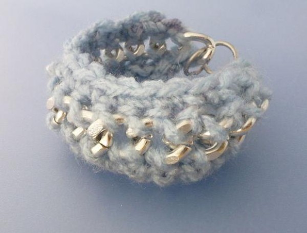 Crochet tutorial for making a feminine metal chain bracelet