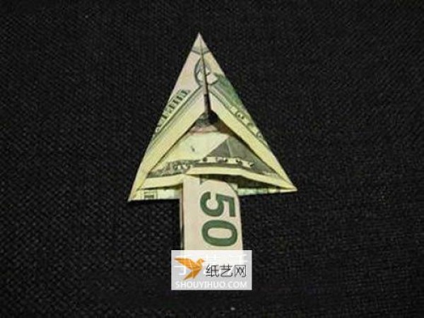 Illustration of how to fold a Christmas tree using dollars