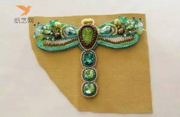 There has long been a dragonfly with beaded embroidery on its head. A tutorial on how to make a dragonfly hair accessory. Beaded embroidery tutorial.