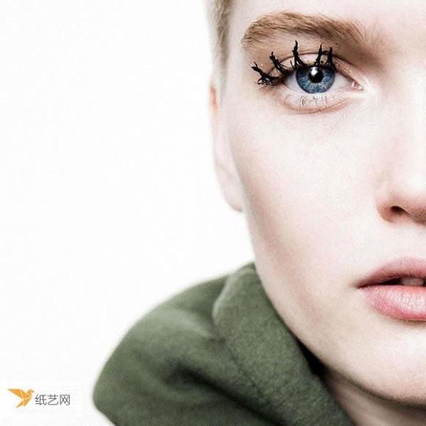 Create dramatic spider lashes in just 3 steps