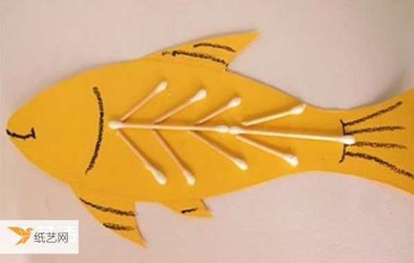 A very simple hand-made method for children to paste fish on cardboard