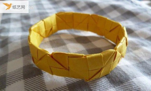 Illustrated tutorial on how to fold origami bracelets by hand