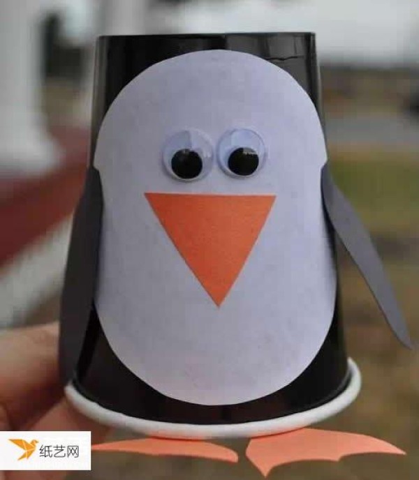 Mainly explain the tutorial on how to make a simple paper cup penguin