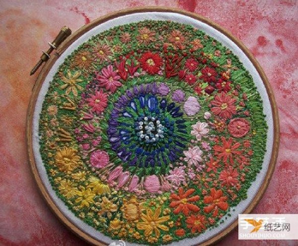 Pictures of hand-embroidered embroidery in the embroidery studio that intoxicate people with the blossoming patterns