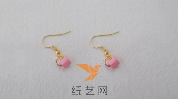 Tutorial on making beautiful drop-shaped paper earrings