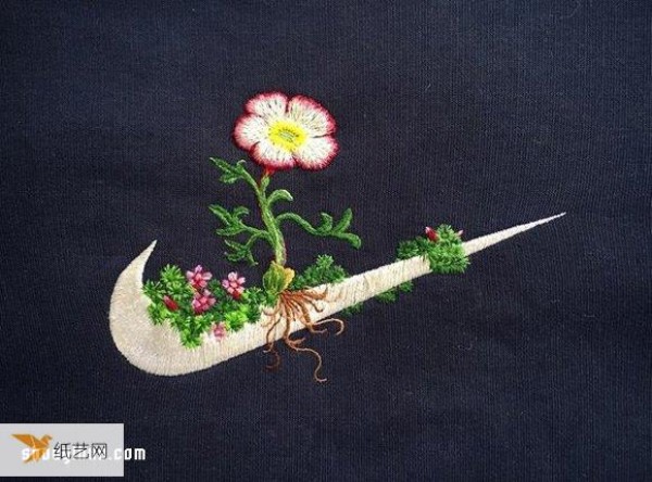 The quiet and delicate embroidered flowers blooming on the Nike LOGO