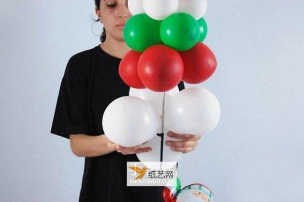 Illustration of how to make your own Christmas tree using balloons