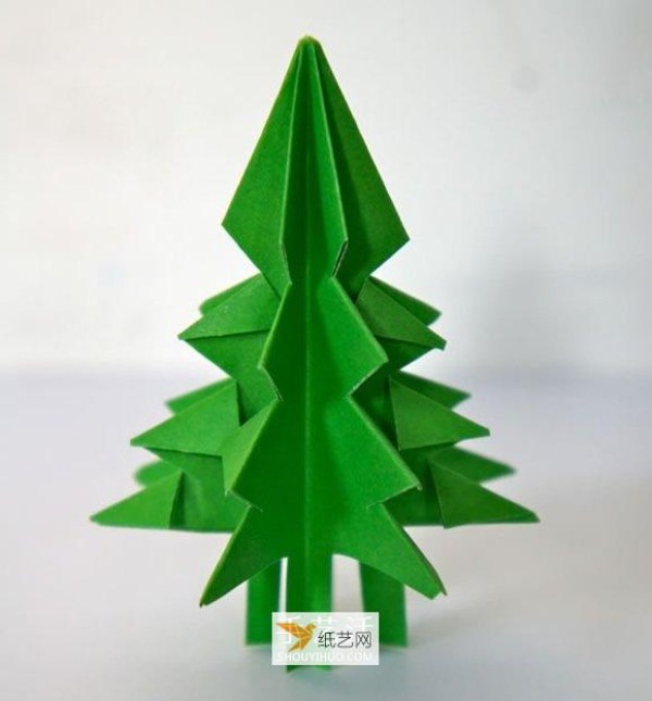 Illustrations of how children fold a three-dimensional Christmas tree