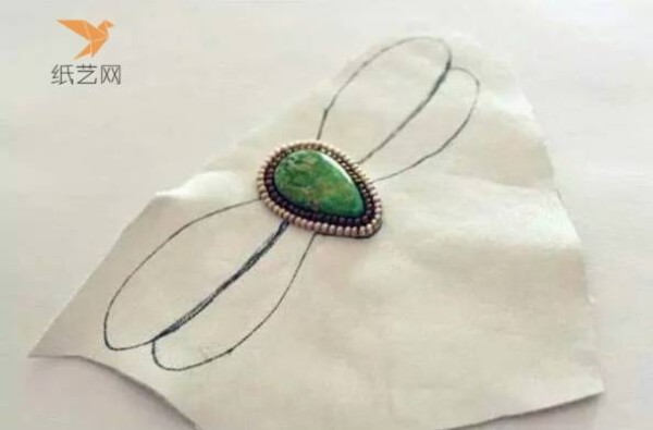 There has long been a dragonfly with beaded embroidery on its head. A tutorial on how to make a dragonfly hair accessory. Beaded embroidery tutorial.