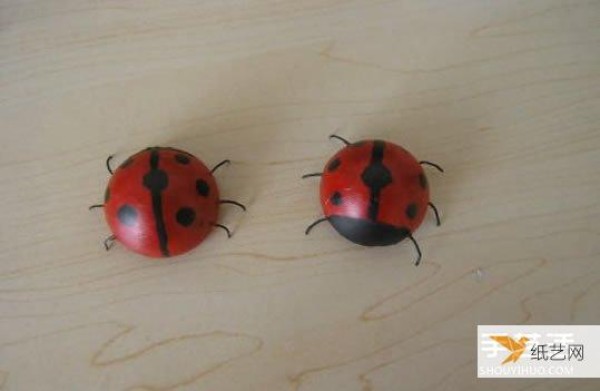 A simple craft method for young children to use table tennis balls to make seven-star ladybugs