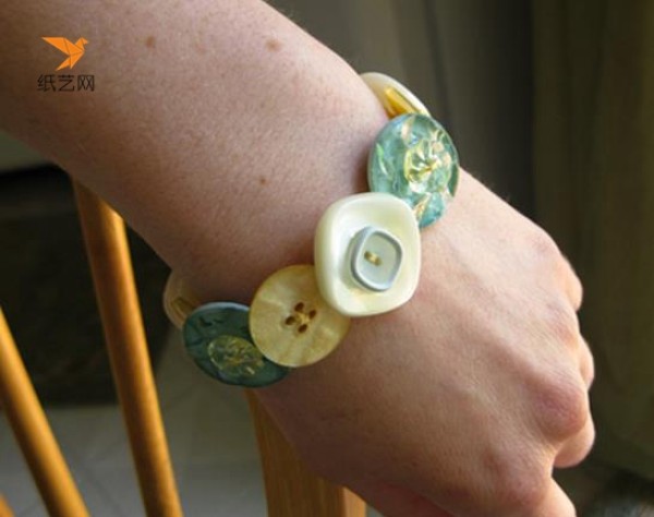 Detailed tutorial on making a beautiful button DIY bracelet