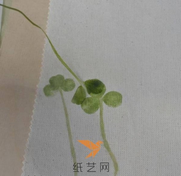 Ingenious plant pattern printing method for making New Year gift fabrics