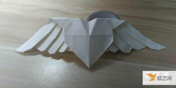 Illustration of the steps to make an origami heart with wings that can fly