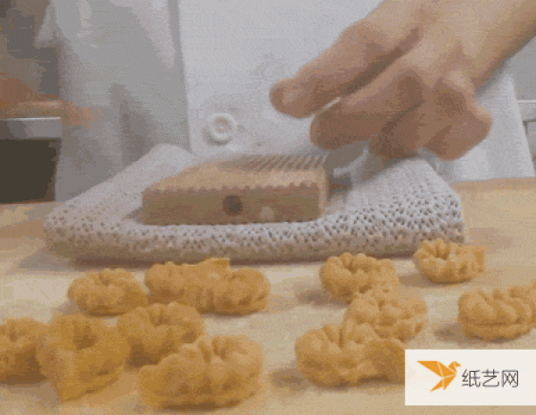 The hand-made pasta making process that makes people feel comfortable