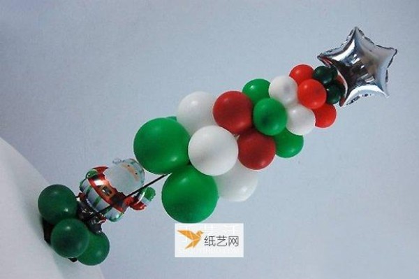 Illustration of how to make your own Christmas tree using balloons