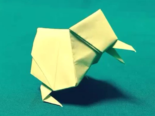 Video tutorial on how to make a three-dimensional origami chicken