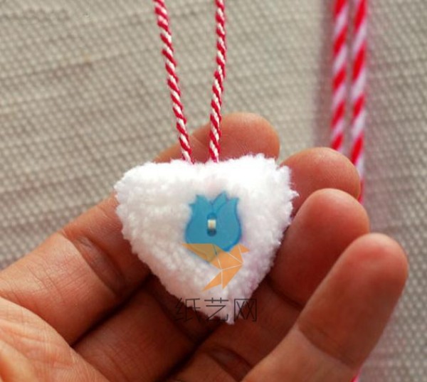 Tutorial on making a yarn ball heart-shaped necklace for Valentine’s Day gift in three minutes