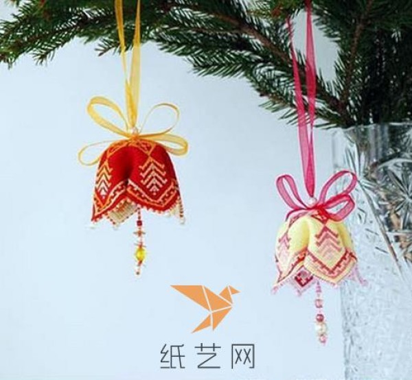 Tutorial on making beautiful fabric bells for New Year decoration