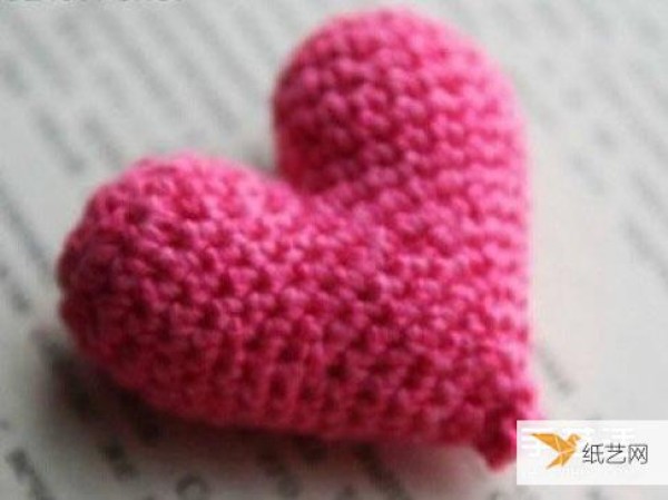 Share an illustrated tutorial on how to use crochet to make a three-dimensional heart