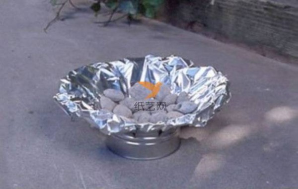 Turn waste into treasure: Used milk powder boxes transformed into small barbecue stove