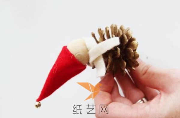 Cute snowman Christmas decoration tutorial made with pinecones