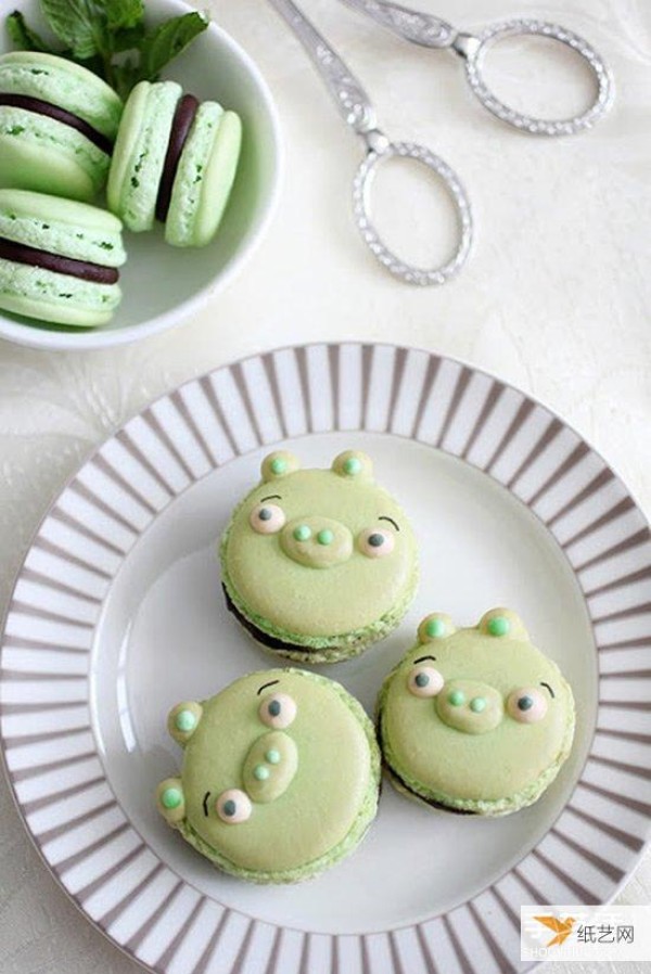 Tutorial on how to make personalized Angry Birds green piggy version of macarons