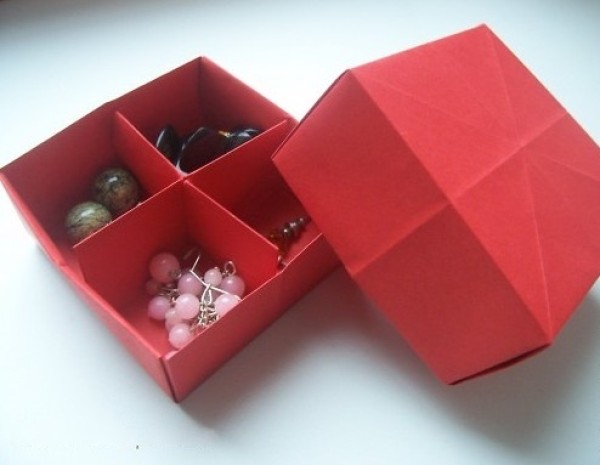 Tutorial on making a four-compartment origami storage box