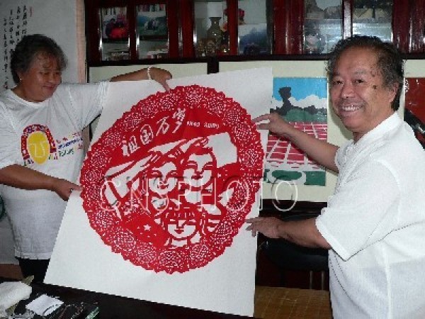 A paper-cutting couple in Taizhou, Zhejiang create Long Live the Motherland together