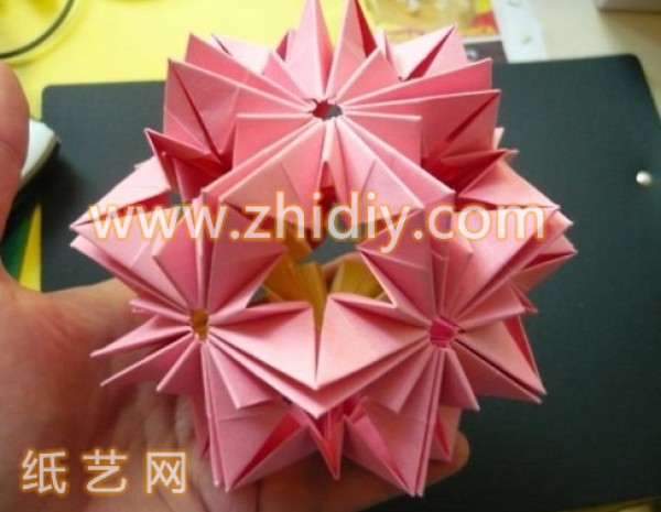 Illustrated tutorial for making paper ball flowers