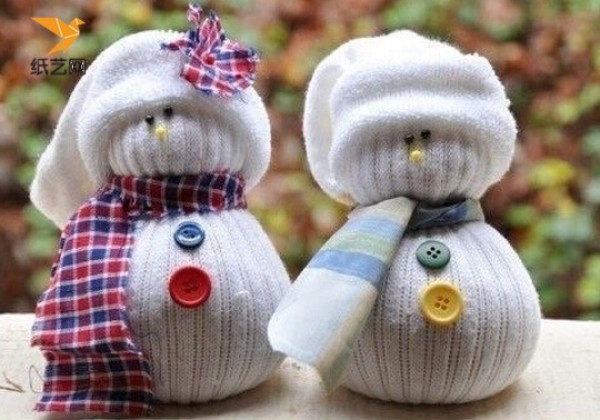 Illustrated tutorial on how to make a snowman by transforming handmade old items into socks