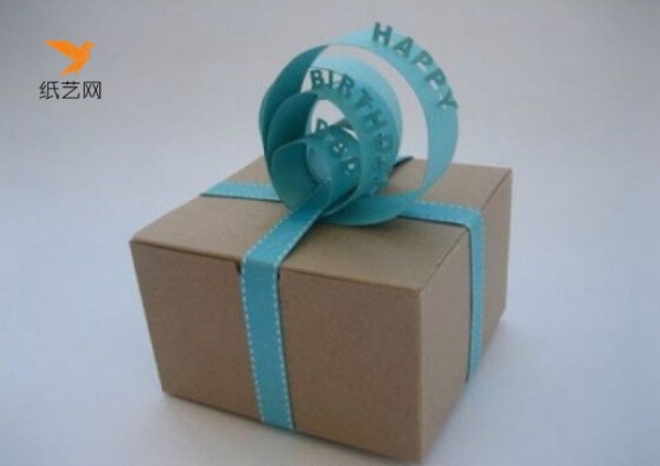 How to wrap gifts? Illustration of creative packaging tutorial for hand-wrapped gifts