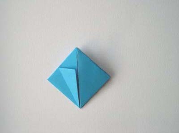 Making origami diamonds, essential small decorations for paper art works